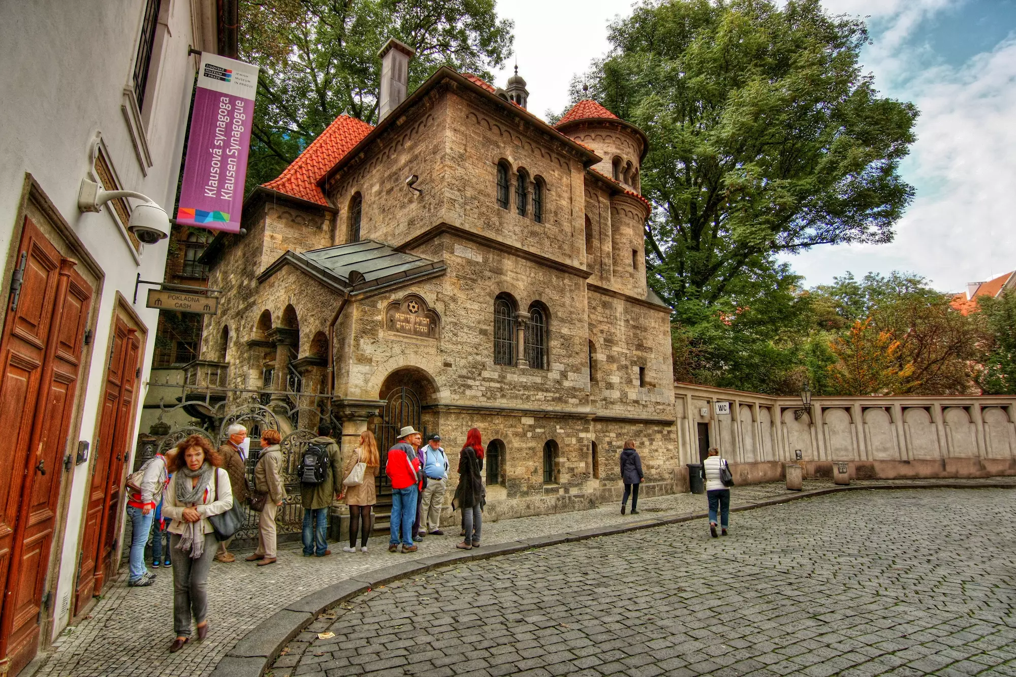 Klausová synagoga v Praze zvenčí, s barokní fasádou a výraznou kopulí.