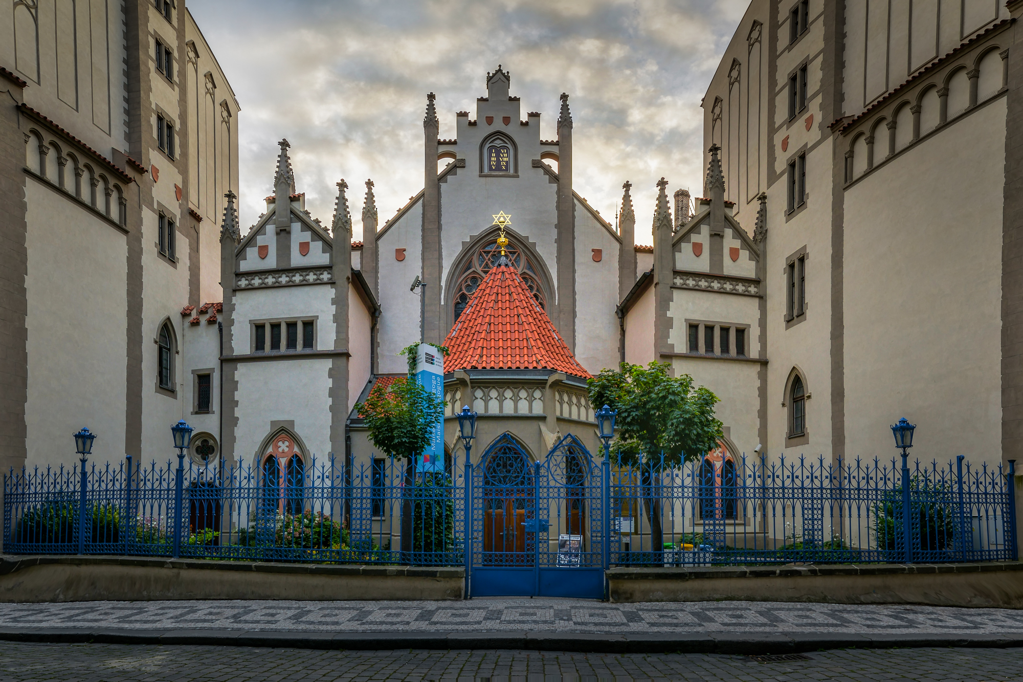 Vnější pohled na Maiselovu synagogu v Praze, s charakteristickou fasádou ve stylu pozdní renesance.