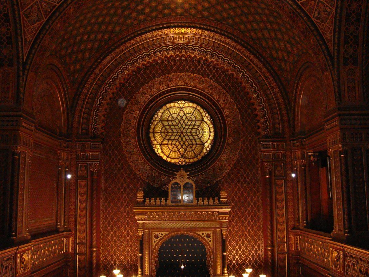 Detail výzdoby Španělské synagogy v Praze, s geometrickými vzory a kaligrafickými prvky.