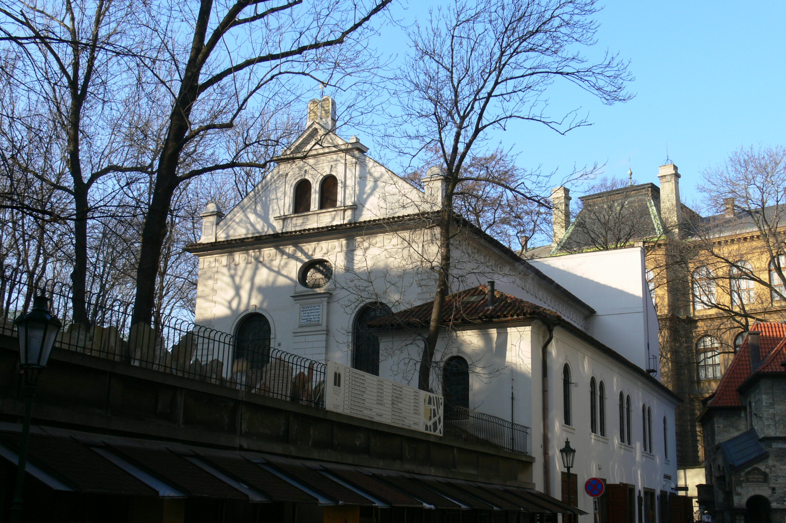 Výxhodní strana Klausové synagogy s detailem božího přikázání na střeše.