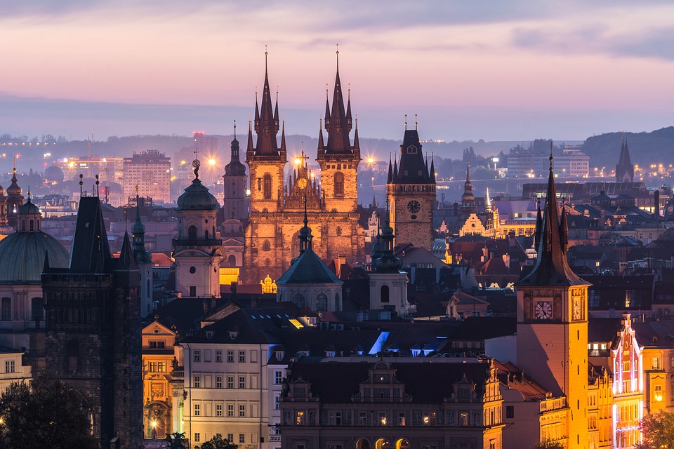 Týnský chrám na Staroměstském náměstí v Praze za soumraku.